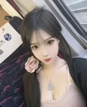 颜值较高小美女