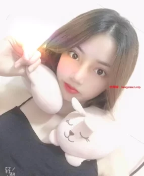 三点粉的妹子，水多会玩