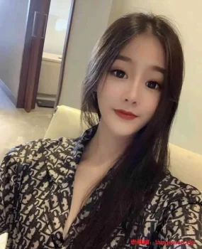 江苏无锡丝袜大长腿妹妹。被老板按住双腿直接操到抽搐，逼水直流。床单湿了一截